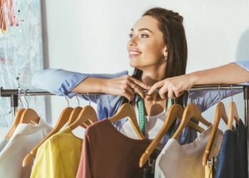 Veja como organizar seu guarda-roupa e ganhar espaço com cabides e caixas