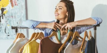 Veja como organizar seu guarda-roupa e ganhar espaço com cabides e caixas