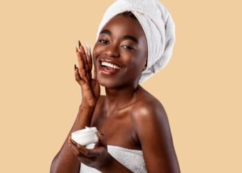 Esse óleo natural ajuda a controlar o brilho e hidrata profundamente peles negras