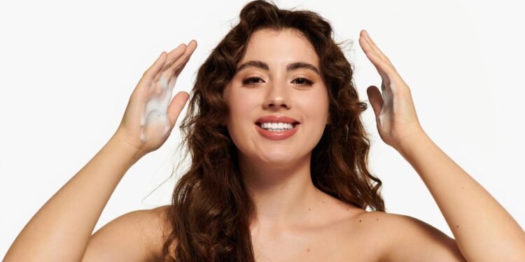 Receita de shampoo caseiro feita com babosa e alecrim garante crescimento rápido