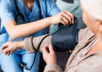 5 sinais de hipertensão que pessoas acima de 40 não devem ignorar