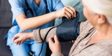 5 sinais de hipertensão que pessoas acima de 40 não devem ignorar