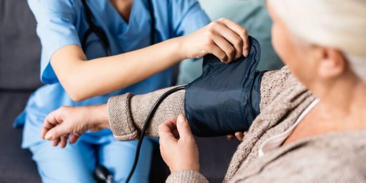 5 sinais de hipertensão que pessoas acima de 40 não devem ignorar