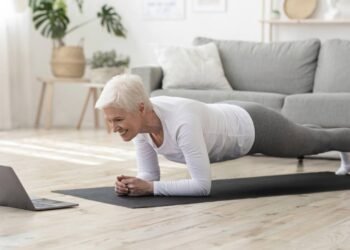Como fortalecer o abdômen depois dos 60 anos e garantir mais equilíbrio