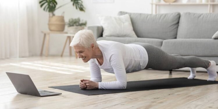 Manter o abdômen forte após os 60 anos é uma forma simples e poderosa de preservar a autonomia no dia a dia -0 Créditos: depositphotos.com / Milkos