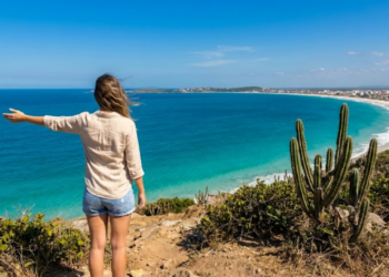 O Caribe Brasileiro que hipnotiza viajantes com águas azuis e algumas das praias mais desejadas do Rio