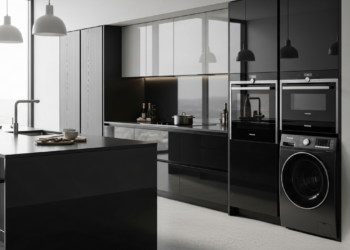 Refrigerador com portas de vidro escuro conquista quem ama casa moderna sem poeira à vista