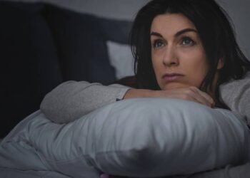 Dormir mal envelhece a pele? Veja os efeitos da falta de sono no corpo