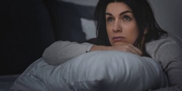 Dormir mal envelhece a pele? Veja os efeitos da falta de sono no corpo