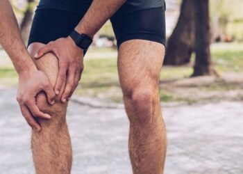 Dói ao levantar? 3 exercícios simples que salvam seu joelho em casa