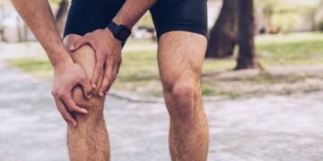 Dói ao levantar? 3 exercícios simples que salvam seu joelho em casa