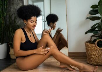 A técnica para deixar joelhos e cotovelos mais lisos com um ativo já conhecido