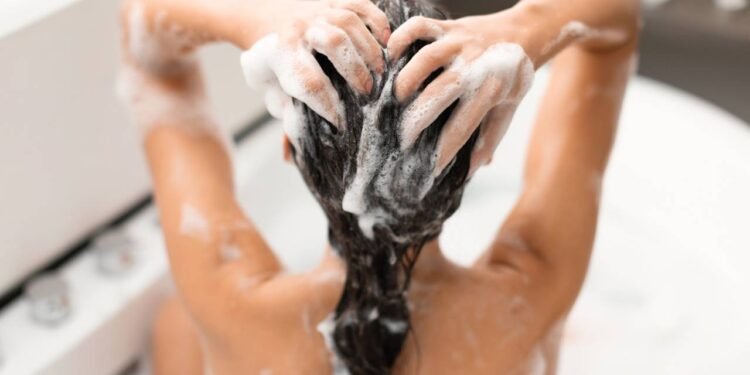8 hábitos de lavagem de cabelo que vão arruinar seus fios