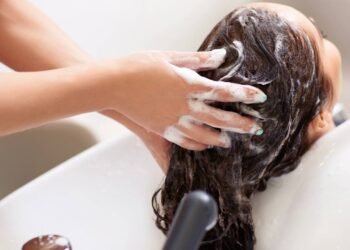 Seus cachos podem ficar definidos e sem frizz com um cuidado simples do dia a dia