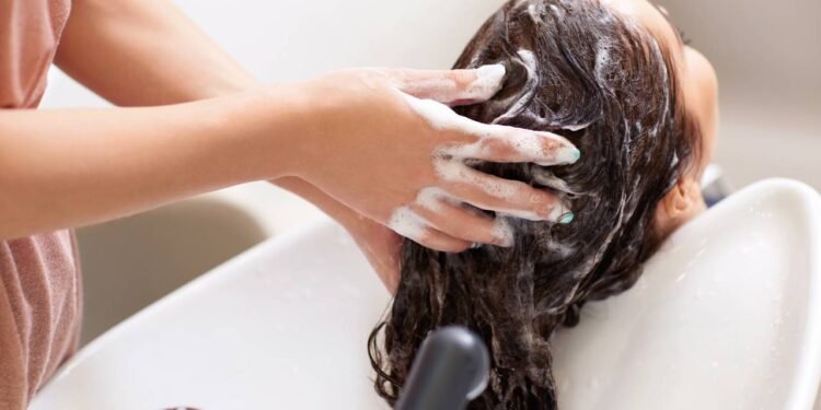 Nas duas rotinas, a escolha de produtos costuma priorizar fórmulas com limpantes suaves - Créditos: depositphotos.com / Deklofenak