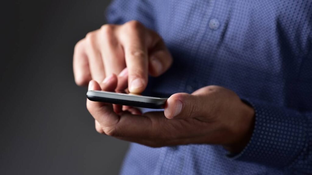 O que a psicologia diz sobre quem usa reticências em quase toda mensagem