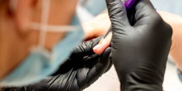 A cor de esmalte que vai dominar as festas de natal em 2025