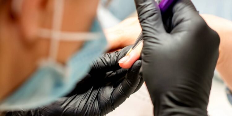 A aposta mais forte para o Natal de 2025 é o vermelho cereja iluminado, um tom de vermelho médio - Créditos: depositphotos.com / okskukuruza