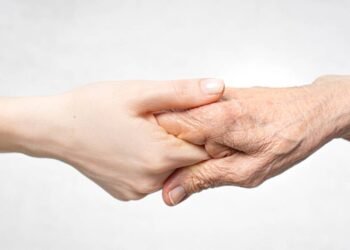 As manchas de idade vão desaparecer rápido quando você passar isso na pele