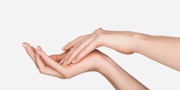 Óleo ou creme? Entenda qual textura cria o escudo perfeito para a mão