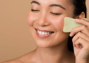 A técnica de massagem facial que reduz o inchaço antes das fotos de fim de ano