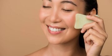 A técnica de massagem facial que reduz o inchaço antes das fotos de fim de ano