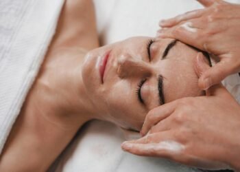 Como definir o maxilar e reduzir a papada usando apenas as pontas dos dedos