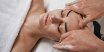 Como definir o maxilar e reduzir a papada usando apenas as pontas dos dedos