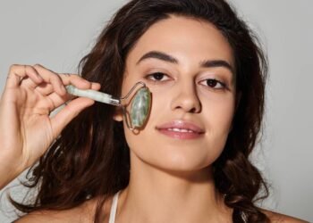 Por que tantas mulheres estão abandonando o botox por essa técnica natural