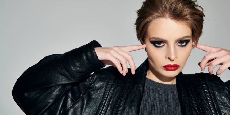 É exatamente nesse meio-termo que entra o estilo grown-up grunge, uma forma de se vestir que traz aquela pegada alternativa - Créditos: depositphotos.com / IgorVetushko