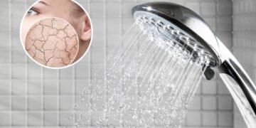 Um hábito comum no banho pode estar por trás do ressecamento e das manchas na pele