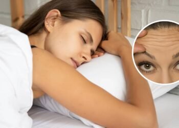 A posição que você dorme pode estar criando rugas que nem o skincare resolve
