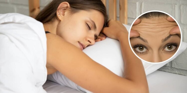 A posição que você dorme pode estar criando rugas que nem o skincare resolve