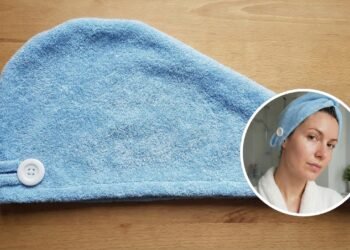 Touca de toalha virou o jeito mais prático de secar o cabelo