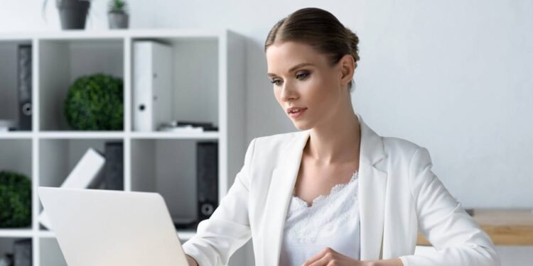 Trabalhou de graça? Como a falta de hora extra pode virar motivo para você sair da empresa com todos os seus direitos