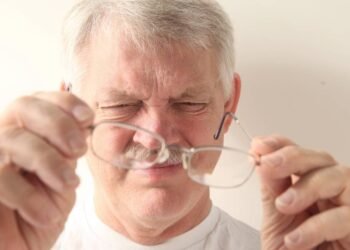 Truque caseiro para limpar seus óculos e tirar todos os arranhões