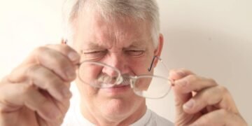 Truque caseiro para limpar seus óculos e tirar todos os arranhões