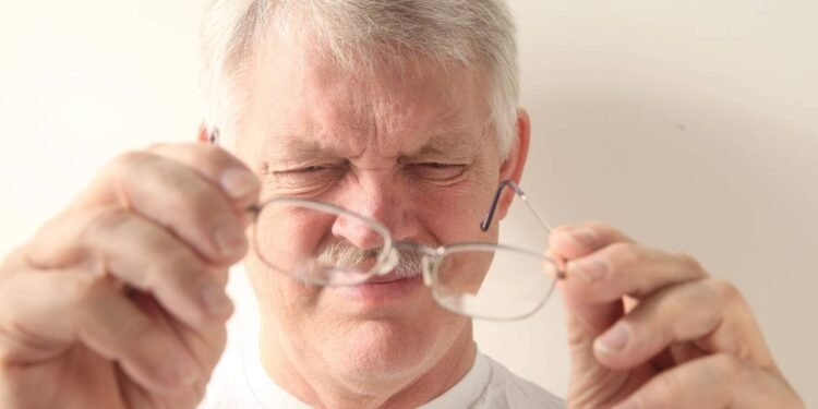 Truque caseiro para limpar seus óculos e tirar todos os arranhões