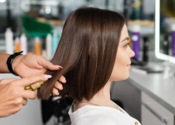 Pare de sofrer com o frizz e pontas duplas usando este produto acessível e poderoso