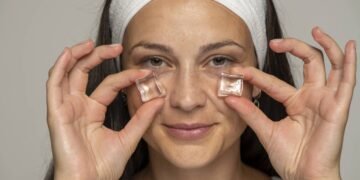 Como eliminar olheiras usando cubos de gelo: um truque de beleza caseiro