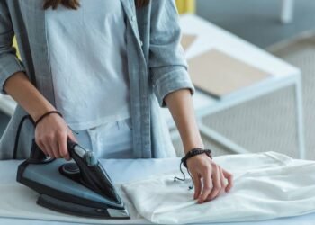 Aprenda a usar a tábua de passar roupa e passar roupa social do jeito certo