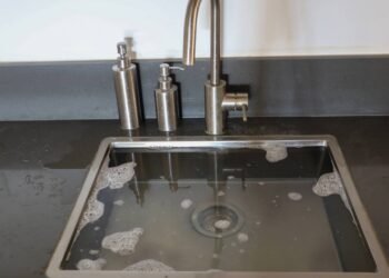 Só precisa jogar isso na pia e o ralo nunca mais vai entupir outra vez!