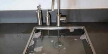 Só precisa jogar isso na pia e o ralo nunca mais vai entupir outra vez!