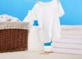 Como lavar roupas brancas em casa e acabar com odor e manchas