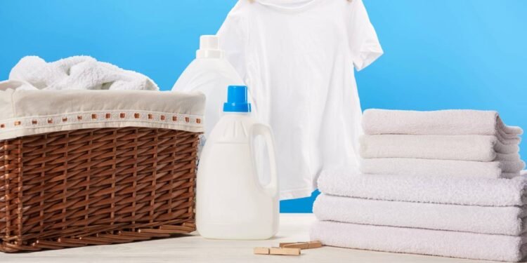 Como lavar roupas brancas em casa e acabar com odor e manchas