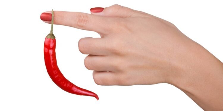 Imagina colher uma pimenta bem vermelhinha, direto do seu quintal ou varanda, e usar na comida do dia a dia - Créditos: depositphotos.com / Vir4ello