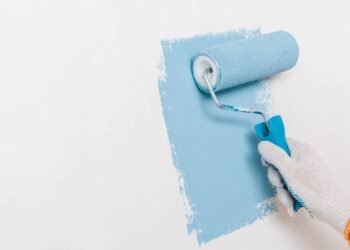 Confira as melhores dicas de como pintar a parede e evitar manchas