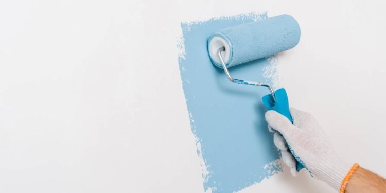 Confira as melhores dicas de como pintar a parede e evitar manchas