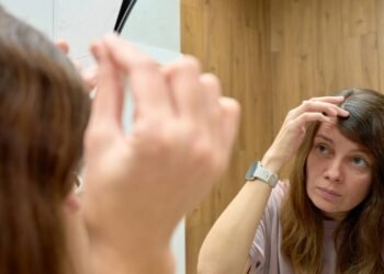 Cabelo branco cedo? Entenda as causas e saiba como cuidar dos fios sem danificar