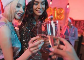 Vermelho ou vinho? Saiba qual tom te apaga ou te ilumina na foto de Natal